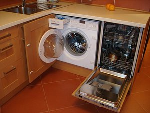 Холодильник в строенный в шкаф