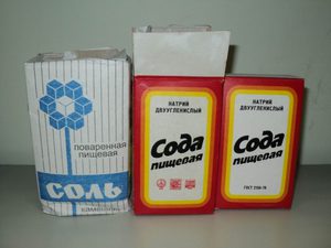 Способ приготовления смеси из соды и соли для очистки духовки